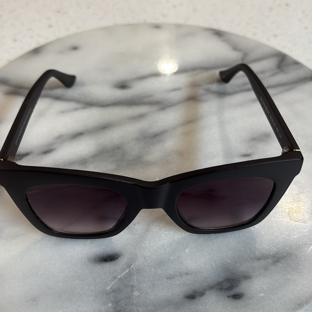 DIFF Black DIFF EYEWEAR Rhys Sunglasses - Picture 6 of 8
